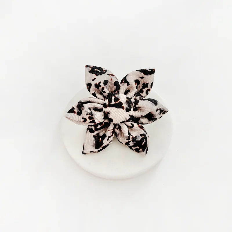 Ivory Tort Collar Flower