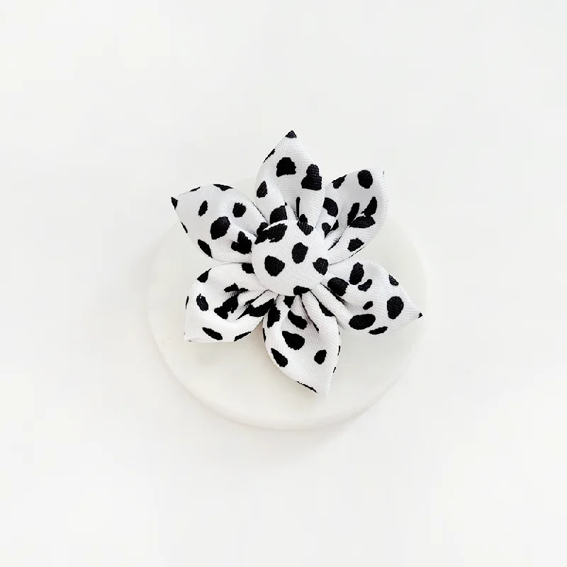 Monochrome Spots Collar Flower